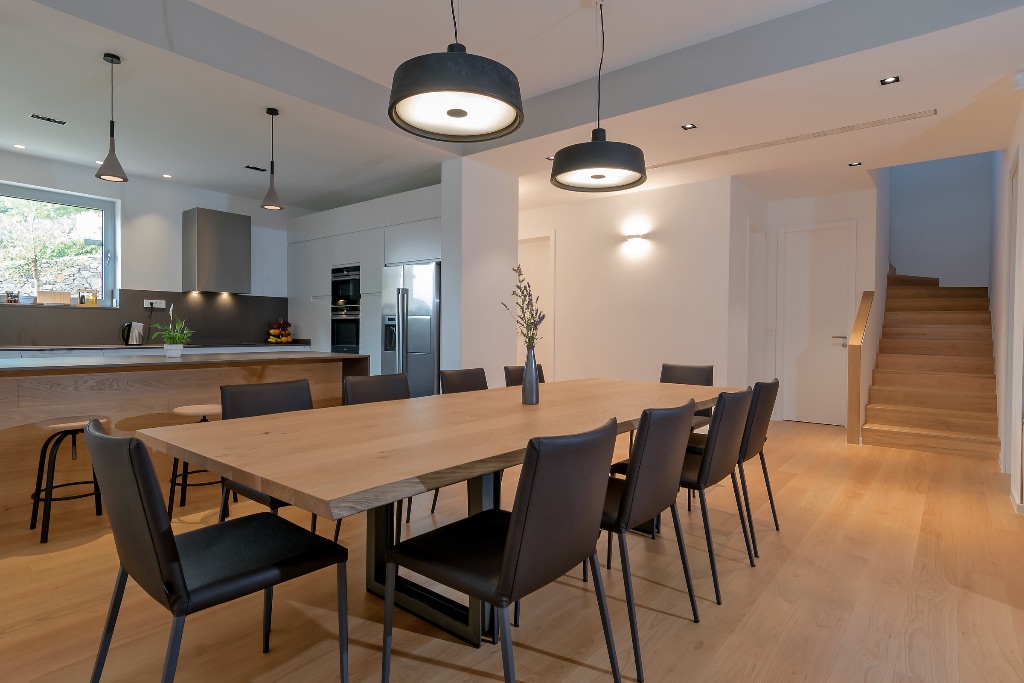 Moderne Küche mit großem Essbereich