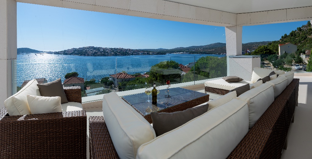 Terrassen-Lounge mit spektakulärem Meerblick