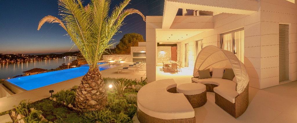 Villa Terrasse bei Nacht mit Beleuchtung